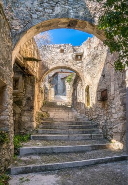 Navelli bahar mevsiminde, İtalya 'nın orta kesimindeki Abruzzo bölgesinde L' Aquila eyaletine bağlı güzel bir köy..