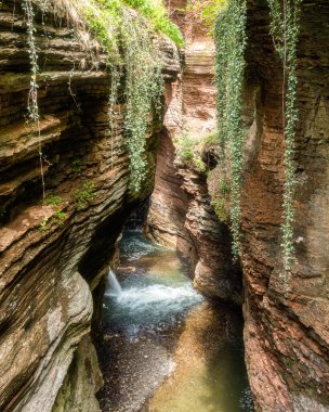 Senaryo Orrido di Ponte Alto, Trento yakınlarındaki güzel bir kanyon, Trentino Alto Adige, kuzey İtalya.