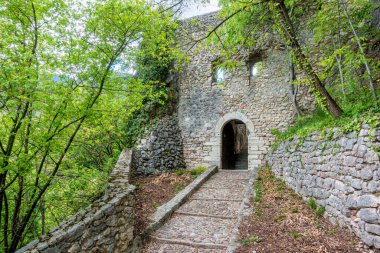 Doss Trento yolunda manzara kapısı, kasabaya yakın bir tepede güzel bir park. Trentino Alto Adige, Kuzey İtalya.