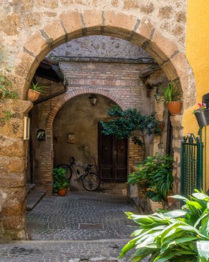 Viterbo Eyaleti 'ndeki güzel küçük Capranica kasabası. Lazio, orta İtalya.
