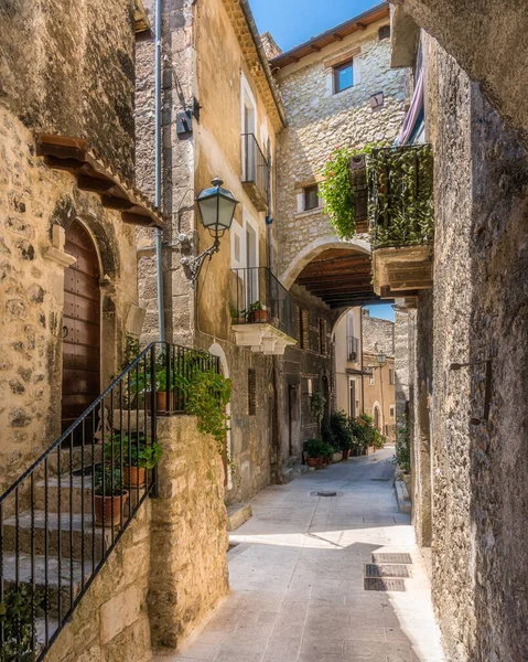 Pacentro, l 'Aquila eyaletinde ortaçağ köyü, Abruzzo, orta Italya.