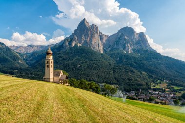 San Valentino Kilisesi ve Sciliar Massif ile güzel bir manzara. Castelrotto, Bolzano, Trentino Alto Adige, İtalya.