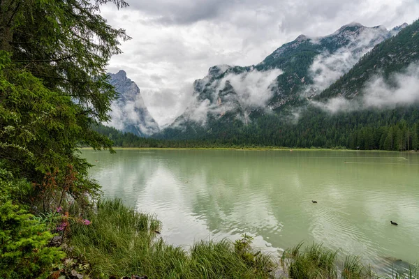 Βροχερό Τοπίο Στη Λίμνη Dobbiaco Επαρχία Bolzano Trentino Alto Adige — Φωτογραφία Αρχείου