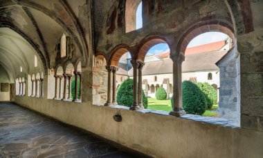 Duomo of Bressanone 'daki fresk manastırı. Bolzano ili, Trentino Alto Adige, İtalya. Temmuz-25-2022