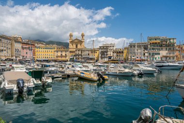 Renkli Bastia şehri ve limanı güneşli bir yaz gününde. Corse, Fransa. Temmuz-22-2022