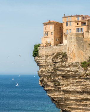 Bonifacio şehri güneşli bir yaz gününde manzaralı uçurumlarına tünedi. Güney Corse, Fransa.