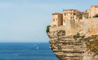 Bonifacio şehri güneşli bir yaz gününde manzaralı uçurumlarına tünedi. Güney Corse, Fransa.