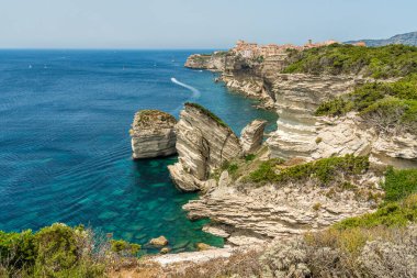 Bonifacio şehri güneşli bir yaz gününde manzaralı uçurumlarına tünedi. Güney Corse, Fransa.