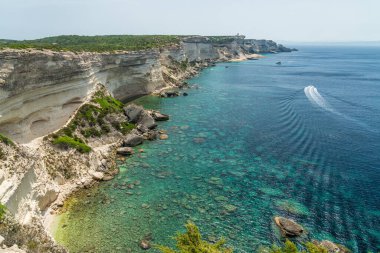 Güneşli bir yaz gününde Bonifacio 'nun güzel uçurumları. Güney Corse, Fransa.