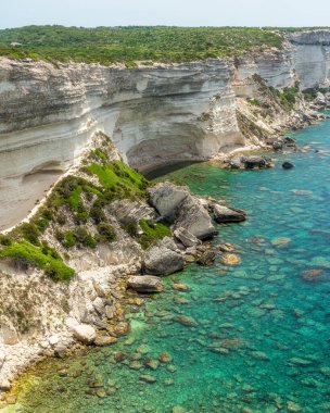 Güneşli bir yaz gününde Bonifacio 'nun güzel uçurumları. Güney Corse, Fransa.