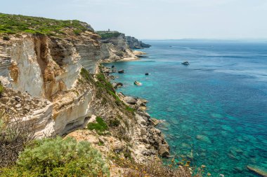 Güneşli bir yaz gününde Bonifacio 'nun güzel uçurumları. Güney Corse, Fransa.