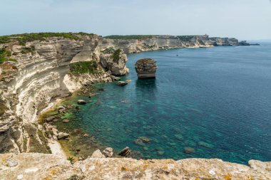 Güneşli bir yaz gününde Bonifacio 'nun güzel uçurumları. Güney Corse, Fransa.