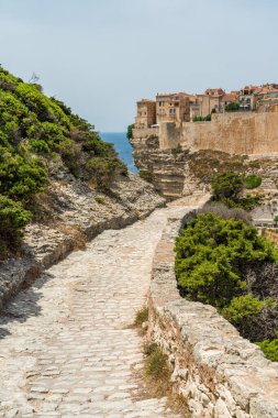 Bonifacio şehri güneşli bir yaz gününde manzaralı uçurumlarına tünedi. Güney Corse, Fransa.