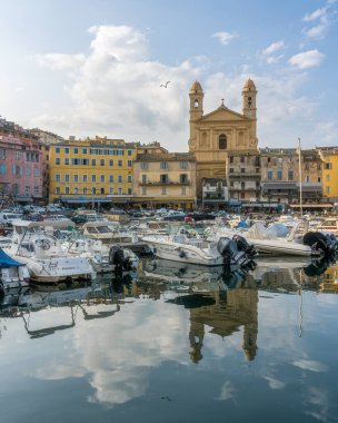 Renkli Bastia şehri ve limanı bir yaz akşamında. Corse, Fransa.