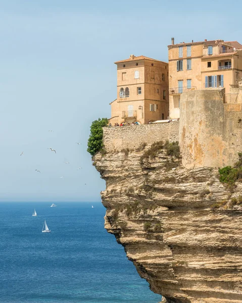 ボニファシオ市は夏の晴れた日にその風景の崖の上にパーチしました 南コルセフランス — ストック写真