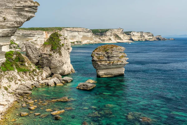 Güneşli bir yaz gününde Bonifacio 'nun güzel uçurumları. Güney Corse, Fransa.