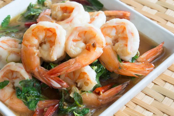 Comida tailandesa, camarones, con chile y albahaca dulce . — Foto de Stock