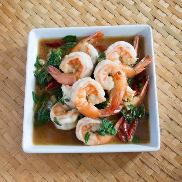 Comida tailandesa, camarones, con chile y albahaca dulce . — Foto de Stock