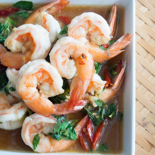 Comida tailandesa, camarones, con chile y albahaca dulce . — Foto de Stock