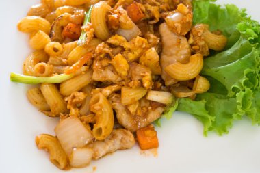 kızartılmış makarna ilave edin 