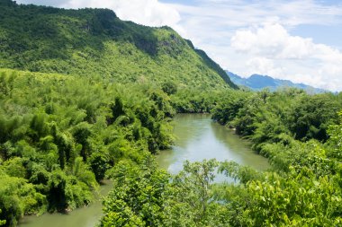 Yatay, dağlar, ağaçlar ve Nehri.