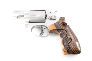 beyaz zemin üzerinde silah