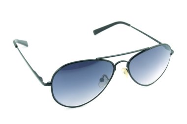 Havacı güneş gözlükleri beyaz arkaplanda izole edildi