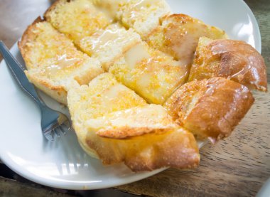 ekmek tost ve şekerli yoğunlaştırılmış süt