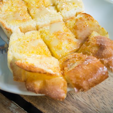 ekmek tost ve şekerli yoğunlaştırılmış süt