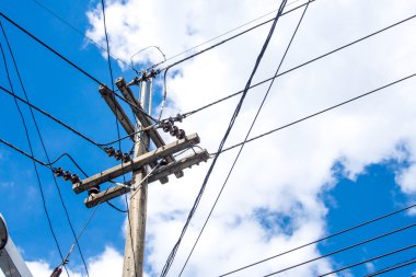 güç hattı kabloları ile elektrik direği