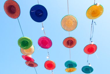 bir sürü çok renkli şapka