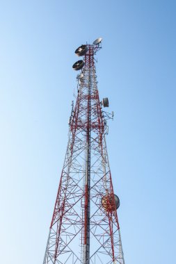 Torre de las telecomunicaciones con una luz del sol. 