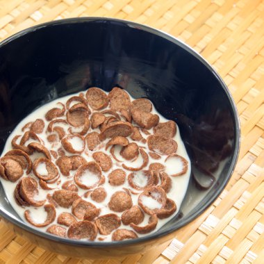 bir kase mısır gevreği süt