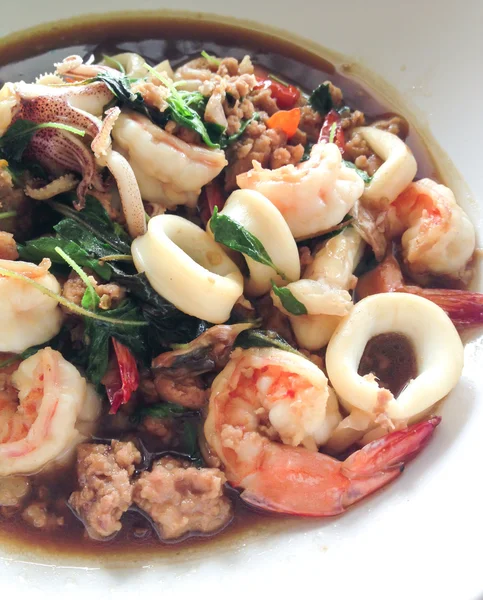 Перемешать жареные морепродукты со Святым Василием, тайская еда — стоковое фото