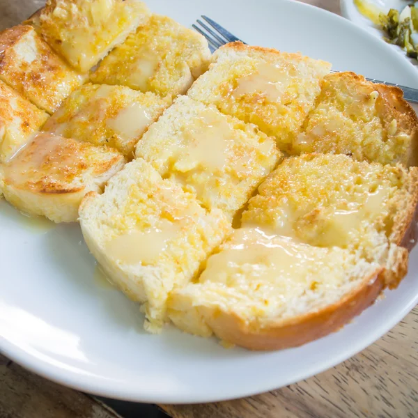 Pan tostado y leche condensada con azúcar — Foto de Stock