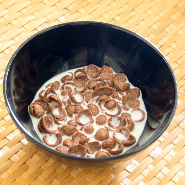 Cuenco de cereales con leche —  Fotos de Stock