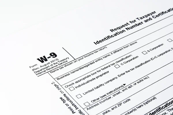 Formulário fiscal W-9 e caneta — Fotografia de Stock