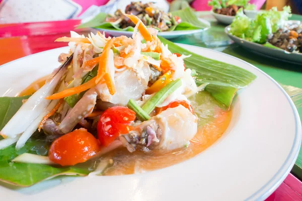 Ensalada de papaya verde con cangrejo, somtum thai alimentos — Foto de Stock