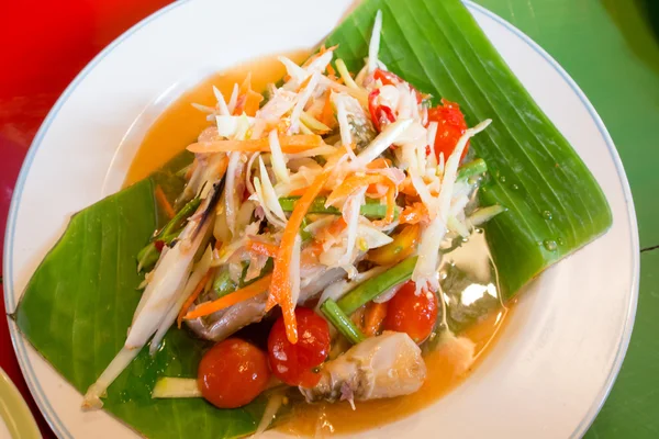 Grüne Papaya-Salat mit Krabben, Somtum thailändische Küche — Stockfoto