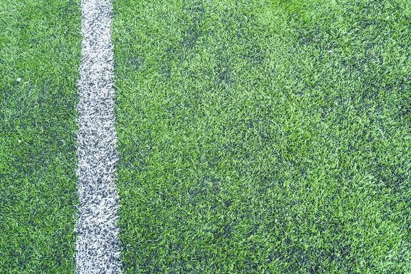 Yeşil futbol sahası üzerinde beyaz şerit — Stok fotoğraf