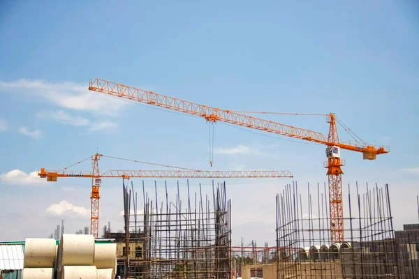 Crane and building — Stock Photo, Image