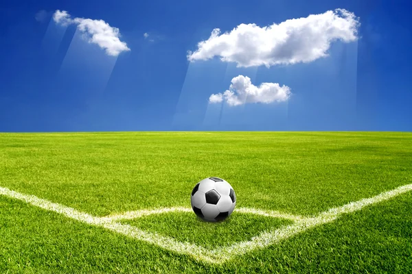 Una pelota en la esquina del campo de fútbol — Foto de Stock