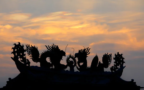 Силуэт дракона с небом — стоковое фото