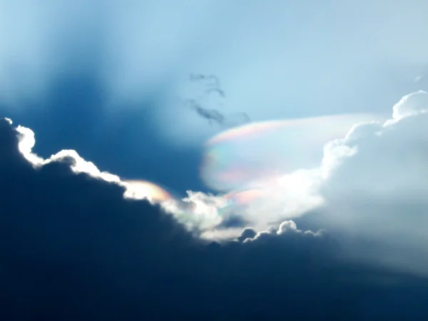 雲の下で太陽の光 — ストック写真