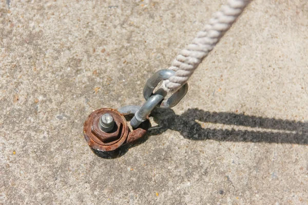 Chain fastened with cement and rope — Stock Photo, Image