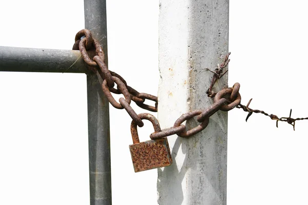 Lucchetto con una catena di ferro a recinzione Foto Stock