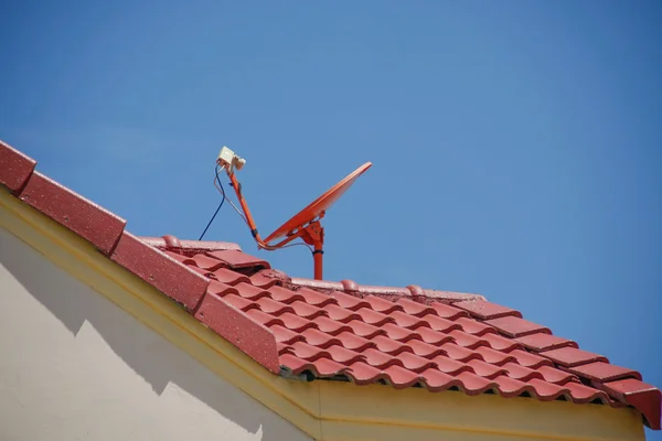 Techo con antena parabólica —  Fotos de Stock