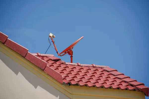 Tak med en parabolantenn — Stockfoto