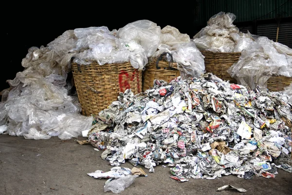 廃棄物の紙とプラスチック — ストック写真