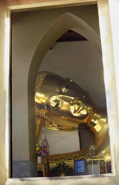 Будда спить у храмі — стокове фото